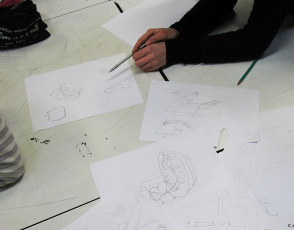 Atelier d'initiation au design par la réflexion sur l'espace de lecture dans le cadre d'un Parcours Starter au Collège Montchapet à Dijon.